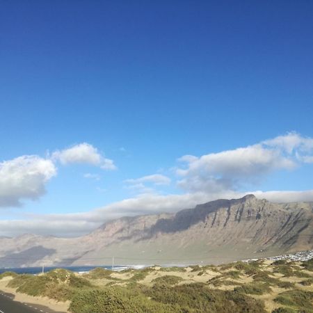 Surfhouse Hostel Famara Caleta De Famara المظهر الخارجي الصورة