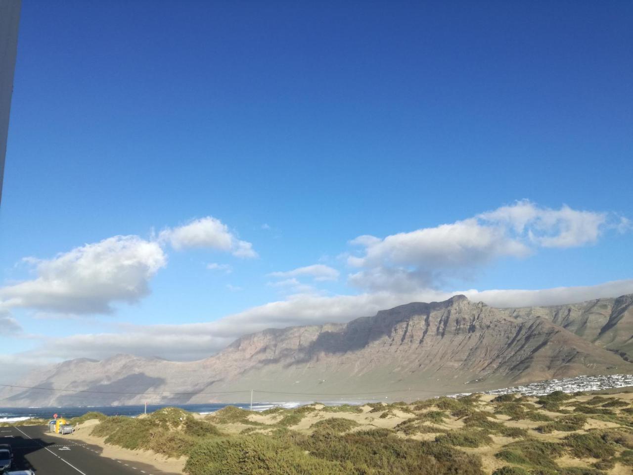 Surfhouse Hostel Famara Caleta De Famara المظهر الخارجي الصورة
